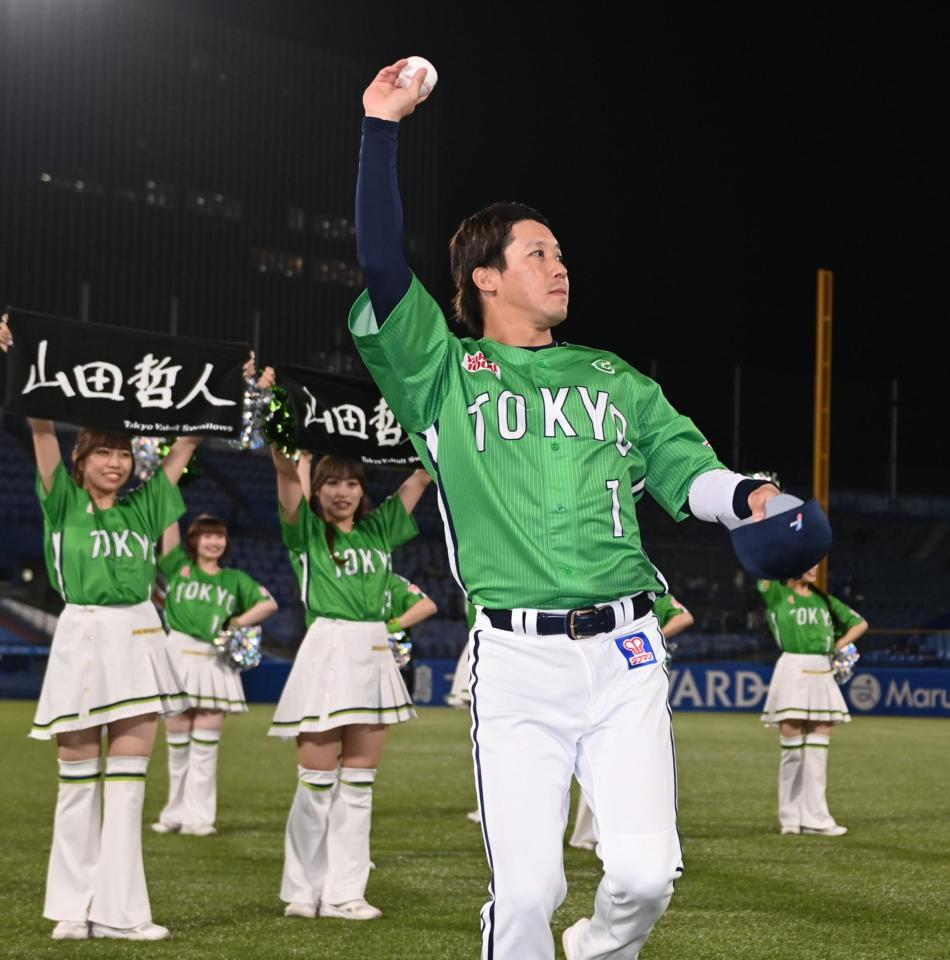 　スタンドの祝福に応えるた山田（撮影・開出牧）