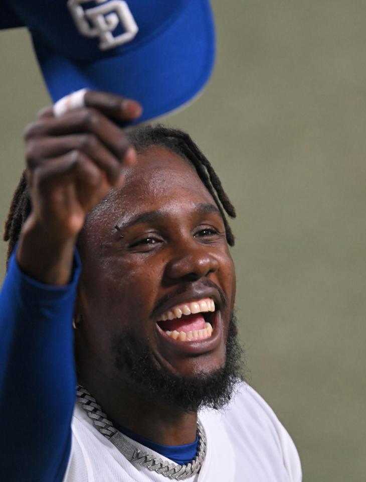 　スタンドのファンに笑顔で帽子を振るカリステ（撮影・飯室逸平）