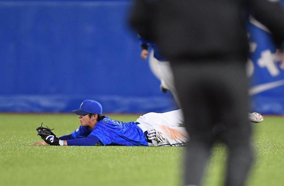 　７回、オスナの右飛をダイビングキャッチする度会（撮影・開出牧）