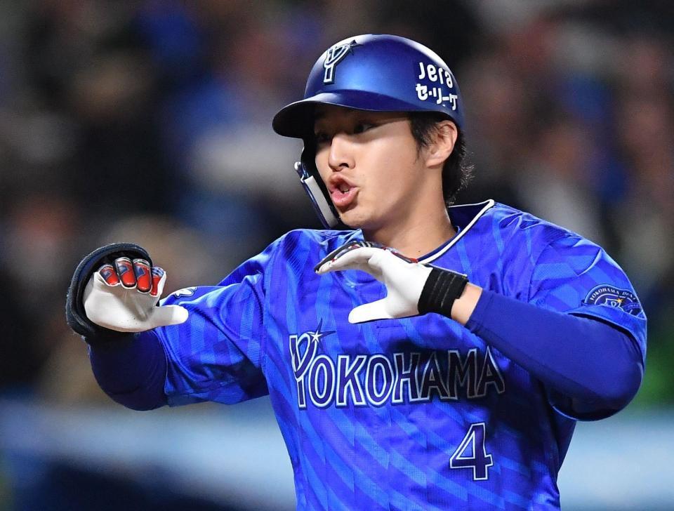 　４回、同点の中越えソロを放ちタッチを交わす度会（撮影・開出牧）