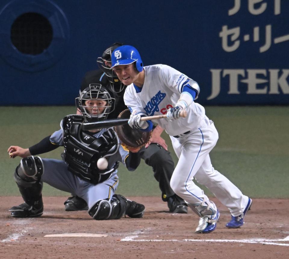 　９回、２死満塁からセーフティーバントする山本（撮影・飯室逸平）
