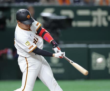 　６回、左翼線に先制二塁打を放つ増田陸（撮影・西岡正）