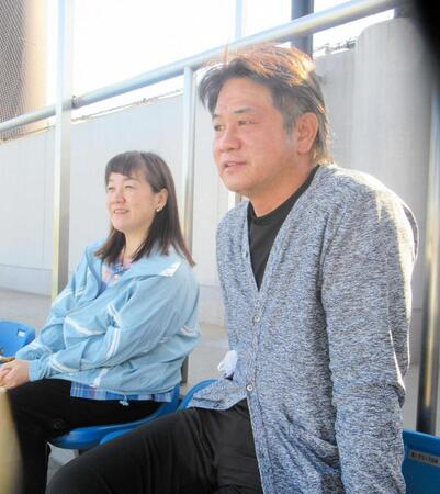 　観戦に訪れた谷佳知氏（右）と亮子氏