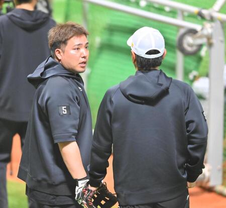 　小久保監督（右）に声ををかけられる山川（撮影・西田忠信）