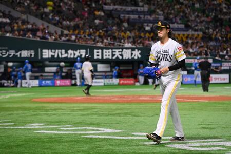 　２回を投げ終えベンチに戻る上沢（撮影・西田忠信）