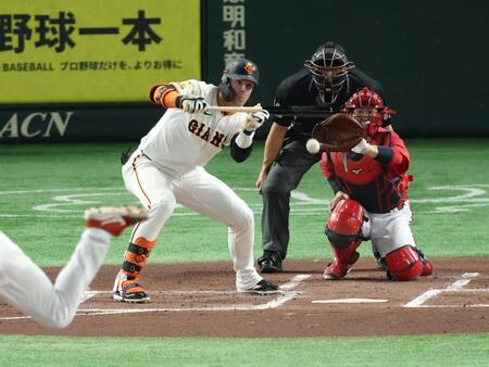 　１回、バント安打をきめるキャベッジ（撮影・金田祐二）