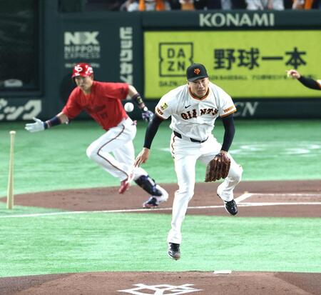 　１回、野間（後方）に中前打を許した田中将