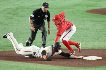 　１回、吉川が空振り三振。一走・キャベッジも二盗失敗（撮影・金田祐二）