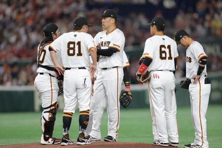 　１回、ピンチで田中将（中央）の元に集まる巨人ナイン（撮影・西岡正）