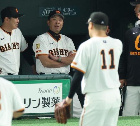 　３回で降板の田中将に厳しい表情の阿部監督（撮影・金田祐二）