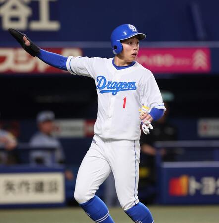 　５回、盗塁を試みた一走・上林が挟まれる中、本塁へ生還する三走・岡林（撮影・北村雅宏）