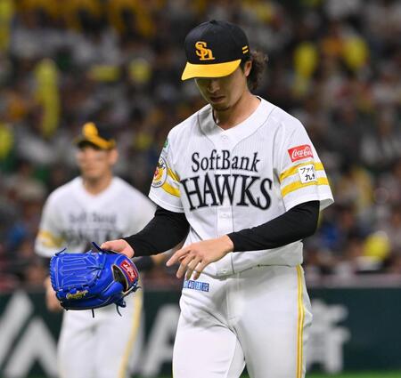 　７回に勝ち越しを許しベンチに戻る上沢（撮影・西田忠信）