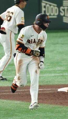 　６回、同点ソロを放ち喜ぶキャベッジ（撮影・金田祐二）