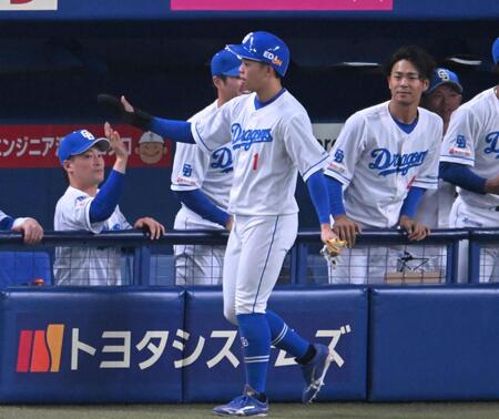 　５回、生還しナインとタッチを交わす岡林（撮影・飯室逸平）