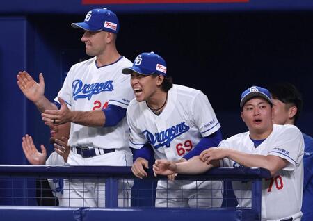 　９回、中野の二ゴロを二塁手・山本が好守でアウトにし、ベンチで雄たけびを上げる三浦（中央）。右は近藤（撮影・中田匡峻）