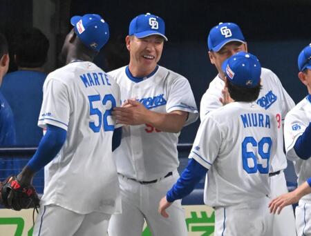 　笑顔でナインを迎える井上監督（撮影・飯室逸平）