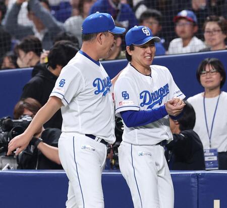 　プロ初勝利を挙げ、井上監督（左）にねぎらわれる三浦（撮影・中田匡峻）