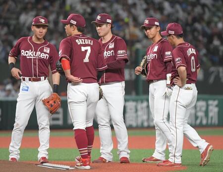 　２回裏、滝中（中央）の元に集まる楽天ナイン（撮影・佐藤厚）