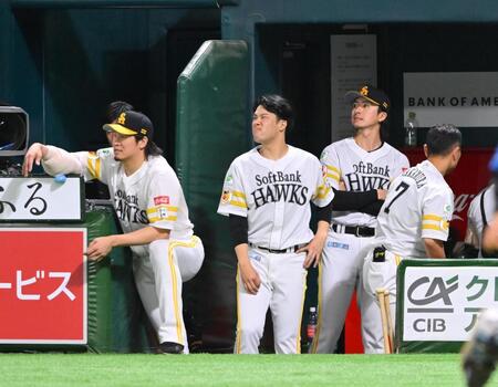 　日本ハムに敗れ、スコアボードを見つめる上沢（右から２人目）ら（撮影・西田忠信）