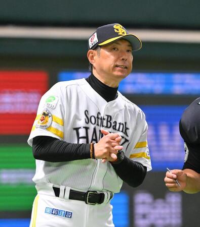 　７回を終え、選手交代を告げる小久保監督（撮影・西田忠信）