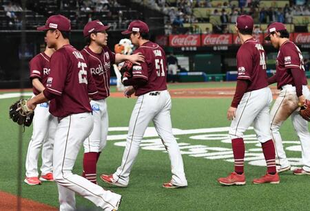 　自らの悪送球でサヨナラ負けを喫し、肩を落とす小郷（中央）＝撮影・佐藤厚