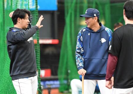 　西口監督（右）と話す浅村（撮影・佐藤厚）