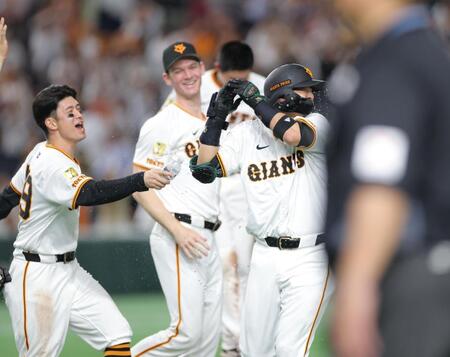 　１２回、サヨナラ打を放ち、水シャワーを浴びる吉川（右）＝撮影・西岡正