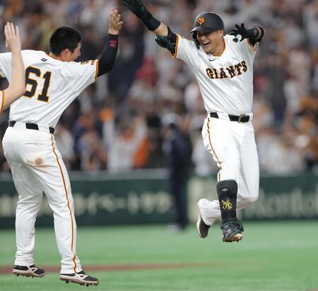 　１２回、サヨナラ打を放ち、増田陸（左）とハイタッチする吉川（撮影・西岡正）