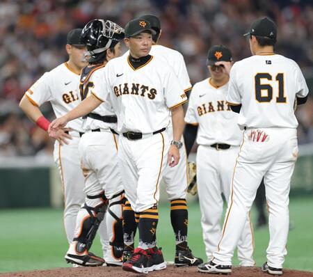 　９回、投手交代でマウンドに向かった阿部監督（中央）＝撮影・西岡正