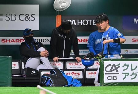 　５回の攻撃を前に、ベンチで浮かない表情の新庄監督（左）＝撮影・西田忠信