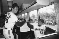 　完投で２勝目を挙げ、藤田元司監督に握手で迎えられる巨人時代の松谷竜二郎さん＝１９９１年