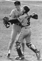 　中日を完封で破り、ジュニア選手権優勝を決めて喜ぶ巨人時代の松谷竜二郎さん（左）＝１９９３年