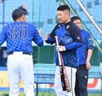 　練習中に相川コーチ（左）にあいさつしグータッチを交わす筒香（撮影・開出牧）