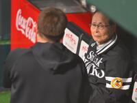 　山川（手前）と言葉を交わす王貞治会長（撮影・西田忠信）