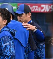 　出場選手登録抹消の筒香（左）を励ます三浦監督（撮影・開出牧）