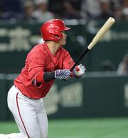 　１回、中前に先制打を放つ坂倉（撮影・西岡正）