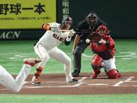 　１回、バント安打をきめるキャベッジ（撮影・金田祐二）