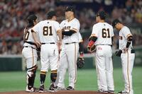 　１回、ピンチで田中将（中央）の元に集まる巨人ナイン（撮影・西岡正）