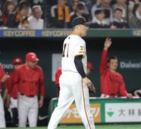 　１回、坂倉に先制打を浴び、肩を落とす田中将（撮影・西岡正）