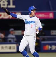 　５回、盗塁を試みた一走・上林が挟まれる中、本塁へ生還する三走・岡林（撮影・北村雅宏）