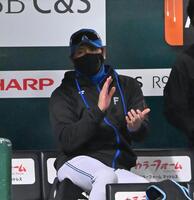 　５回、郡司の犠飛に拍手を送る新庄監督（撮影・西田忠信）