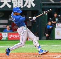 　７回、ソロ本塁打を放つ万波（撮影・西田忠信）