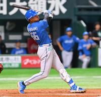 　５回、二塁打を放つ万波（撮影・西田忠信）