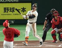 　６回、同点ソロを放つキャベッジ（撮影・金田祐二）