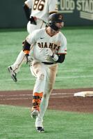 　６回、同点ソロを放ち喜ぶキャベッジ（撮影・金田祐二）