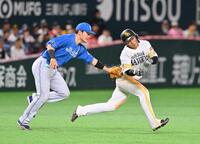 　８回、二、三塁間で挟まれタッチアウトになる野村（右）＝撮影・西田忠信