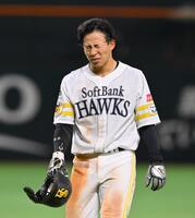 　８回、打者・中村の時、二、三塁間で挟まれタッチアウトになった野村（撮影・西田忠信）