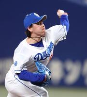 　力投する先発の三浦（撮影・中田匡峻）