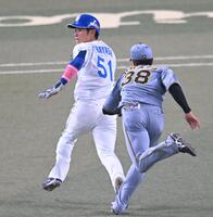 　５回、一走の上林を挟殺する小幡（撮影・飯室逸平）