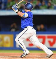 　１０回、先制の右越え３ランを放つ牧（撮影・開出牧）